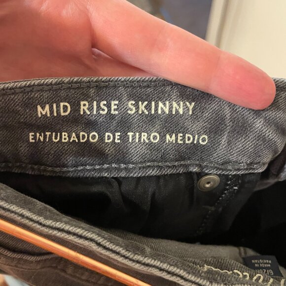 🔥 Universal Thread™ | Women's Distressed Gray Mid-Rise Skinny Jeans 6/28R - Picture 6 of 7